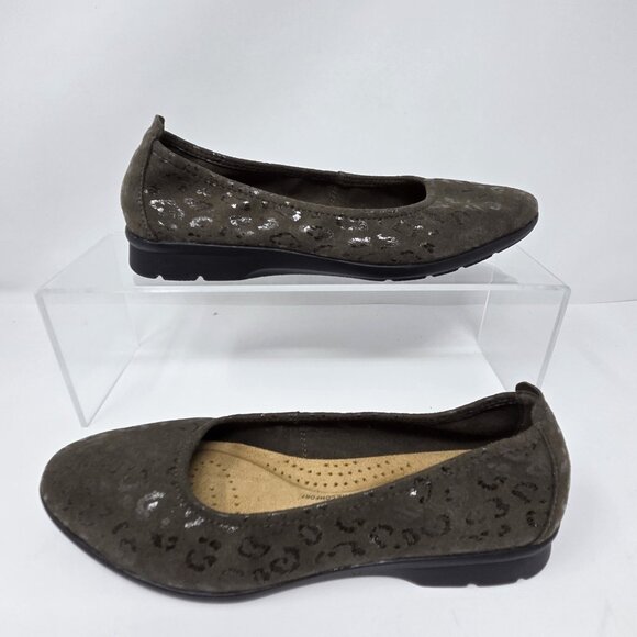 Clarks Collection 7.5 Olive Flexible Slip On Flats Padded Jenette Ease Interests - Picture 2 of 9